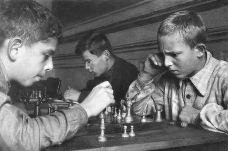 
 Почему в СССР все играли в шахматы? Феномен развития шахмат в советском союзе 
 (3 фото) 
 
