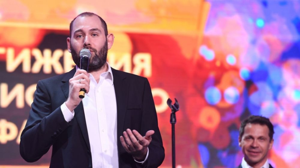 Голодные 90-е, коронавирус и русские за границей: Семен Слепаков дал интервью Дмитрию Быкову.