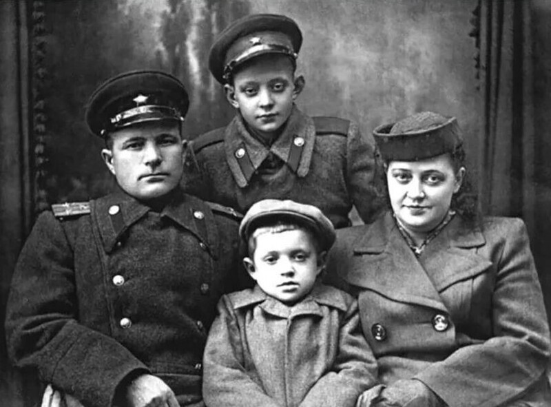 
 «Гриша шесть-на-девять»: судьба острохарактерного актера Льва Перфилова 
 (6 фото) 
 