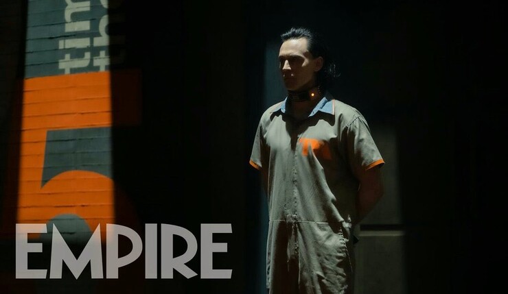 Том Хиддлстон всегда в образе на свежем промо-арте сериала «Локи»