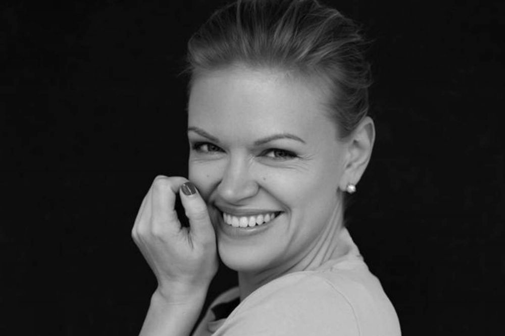 «Как вообще жить в мире без шуток»: Анна Котова-Дерябина о разводе, юморе и 30-летних 