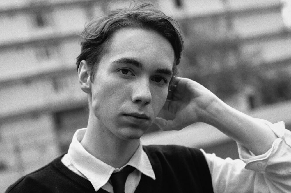 «Здоровый феминизм — это круто». Денис Власенко — о новой роли, РПП и нюдсах от фанаток 