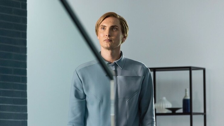 Звезда «Ведьмака» стал стрёмным андроидом в ужастике на Netflix (фото)