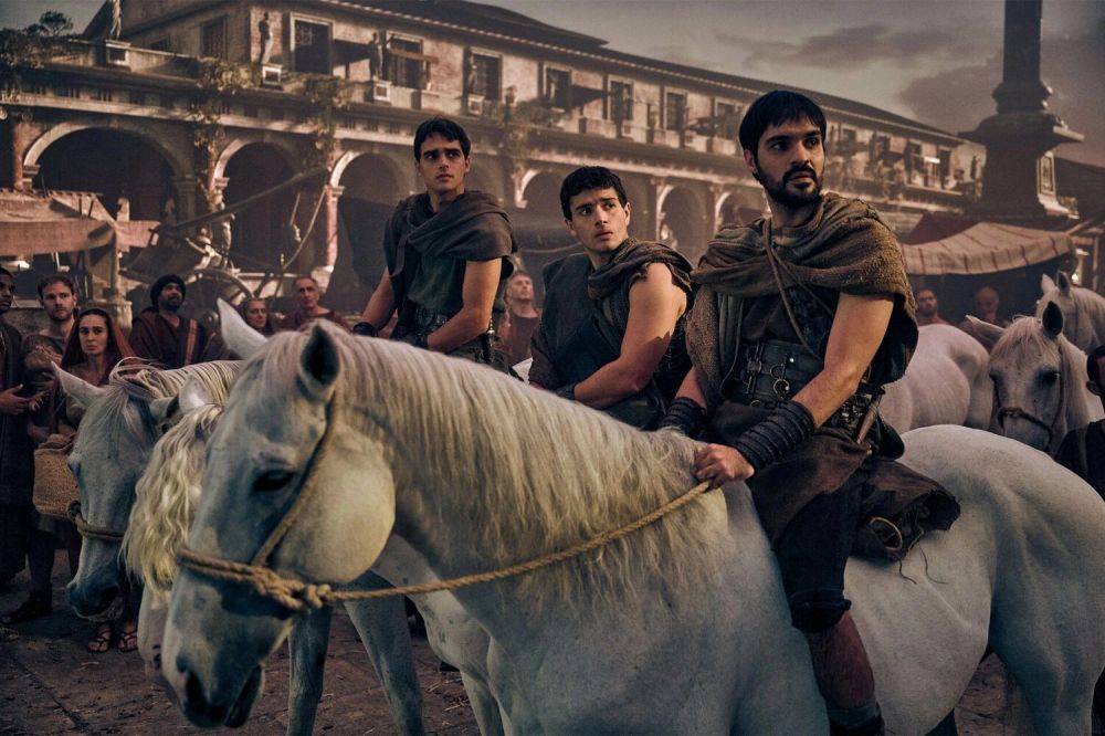 В сети вышел сериал «Обреченные на славу» с Энтони Хопкинсом 