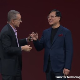 
 Генеральный директор Intel Пэт Гелсингер демонстрирует мобильный процессор следующего поколения Panther Lake
 