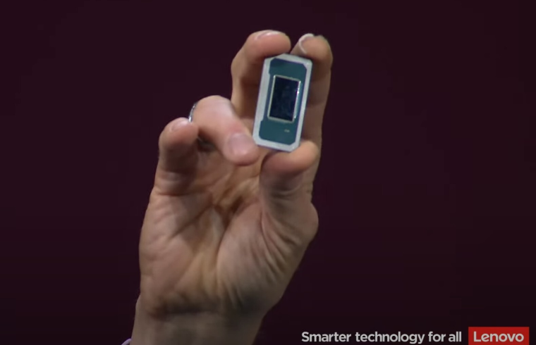 
 Генеральный директор Intel Пэт Гелсингер демонстрирует мобильный процессор следующего поколения Panther Lake
 