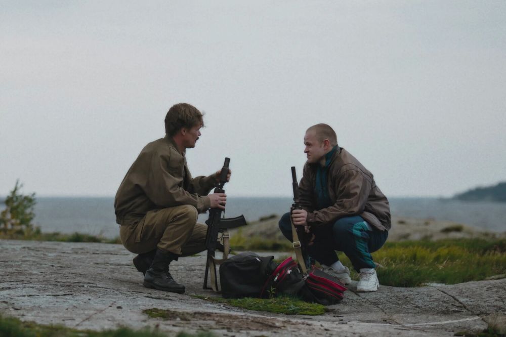 В Okko состоялась премьера сериала Юрия Быкова «Лихие» про 90-е 