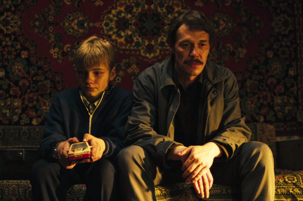 В Okko состоялась премьера сериала Юрия Быкова «Лихие» про 90-е 
