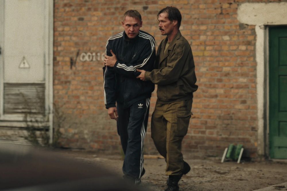 В Okko состоялась премьера сериала Юрия Быкова «Лихие» про 90-е 