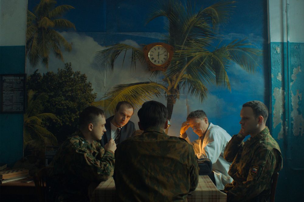 «Аутсорс», «Белый лотос», «Шершни» и еще 10 сериалов февраля 