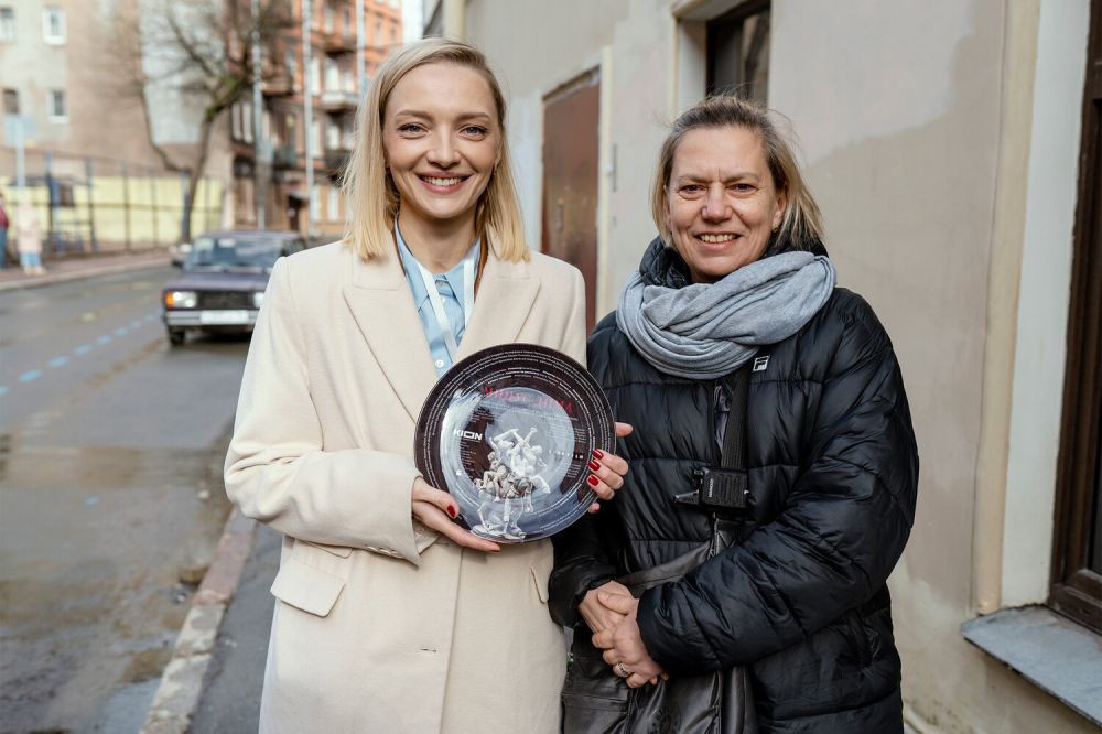 Интервью с Анной Пармас — о «Дорогом родственнике», Шнурове и съемках «Осторожно, модерн!» 