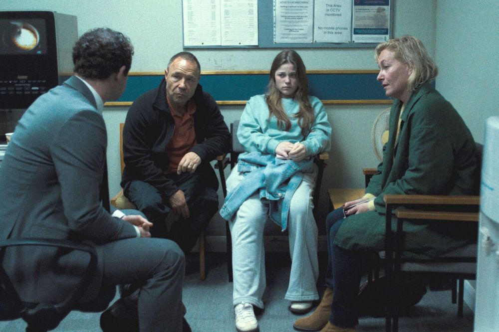 Все обсуждают сериал «Переходный возраст», снятый одним дублем. Стоит ли смотреть новый хит Netflix? 