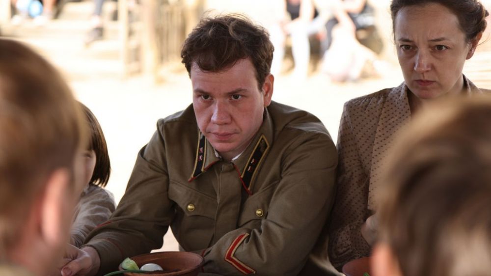 «Быть друг за друга»: актер Павел Комаров о новой большой роли в военной драме «Солдатская мать»